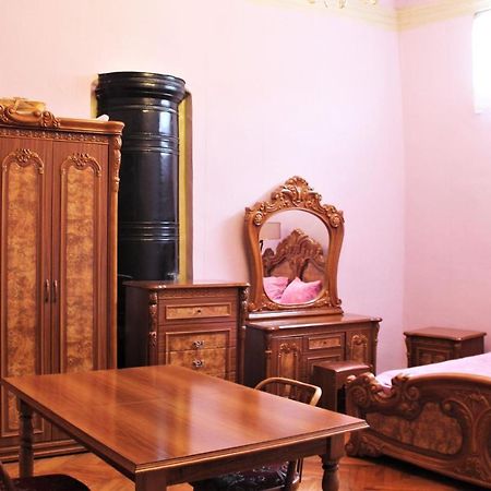 Guesthouse Medea On Pushkini 4 クタイシ エクステリア 写真