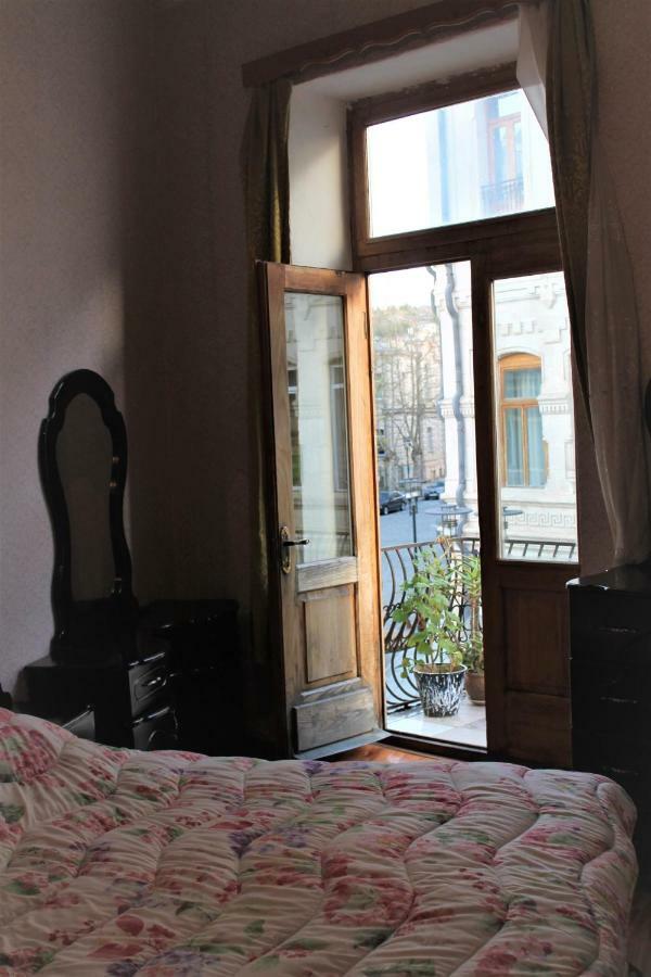 Guesthouse Medea On Pushkini 4 クタイシ エクステリア 写真